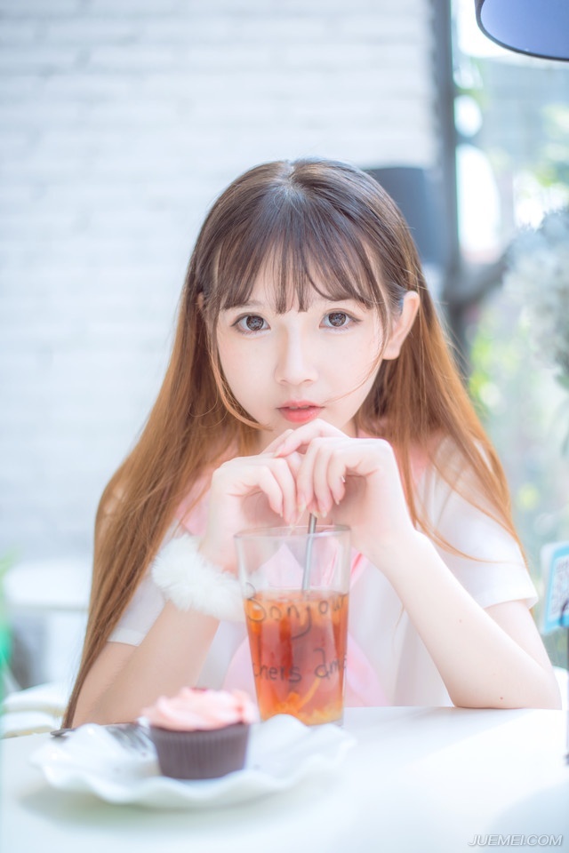 “如果是，你想怎样？为他报仇吗？”吕布微微眯起了眼睛，神色渐渐冷了下来，在小乔略微凸起的肚子上扫了一眼，挥手止住想要说什么的大乔，冷然道。